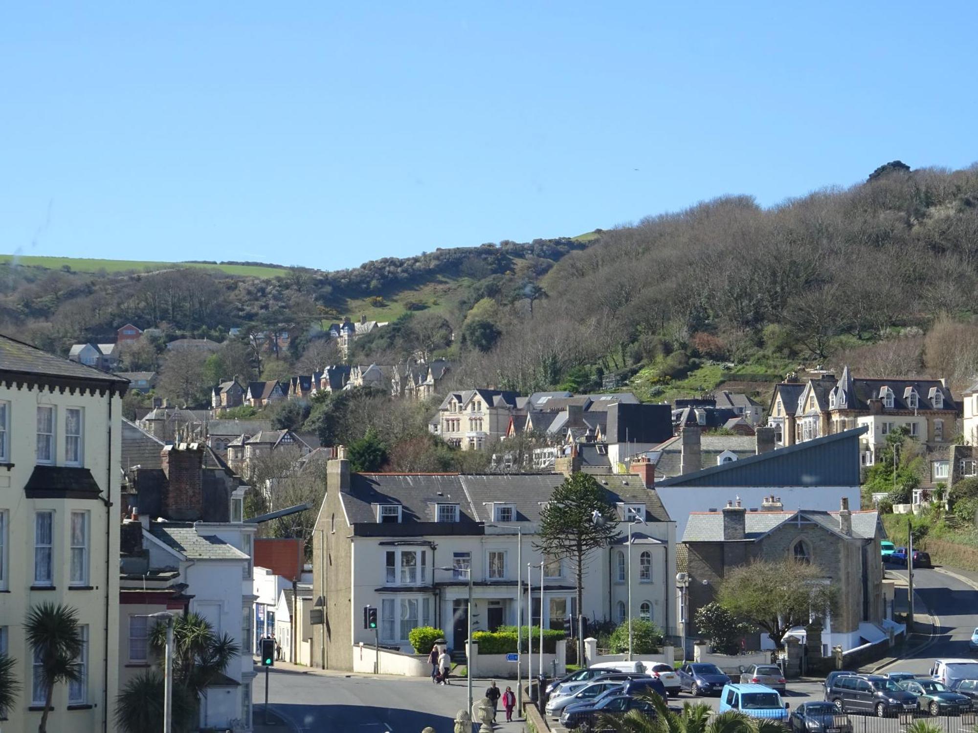 Gull Rock, Close To Tunnels & Harbour With Parking *