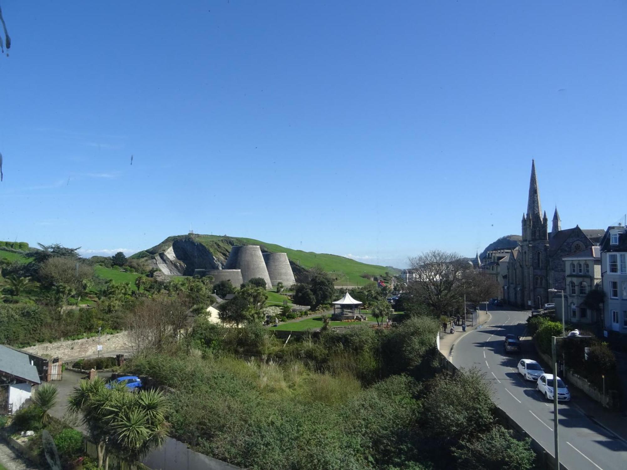 Gull Rock, Close To Tunnels & Harbour With Parking Apartment